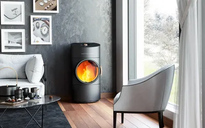 Poêle à pellets Austroflamm Clou Compact Pellet installé dans un séjour près d'une fenêtre