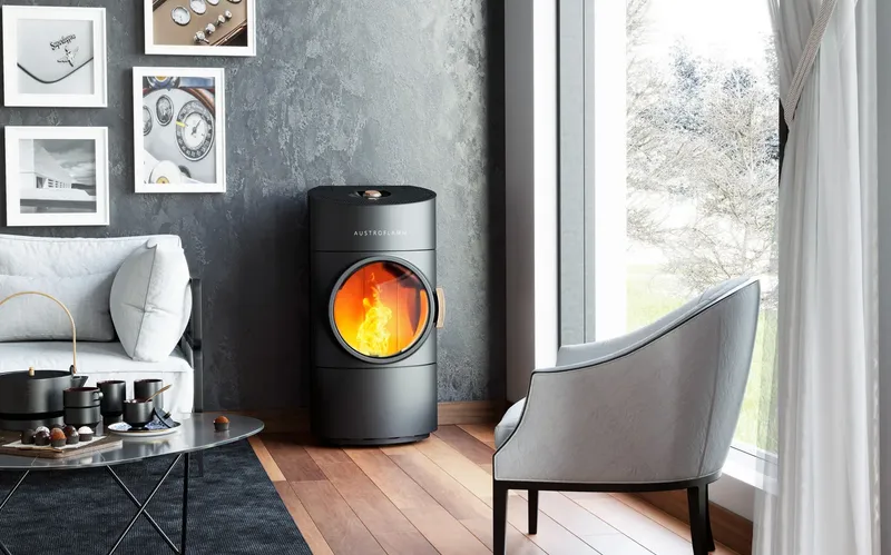 Poêle à pellets Austroflamm Clou Compact Pellet installé dans un séjour près d'une fenêtre