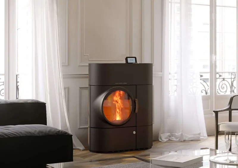 Poêle mixte bois et pellets Austroflamm Clou Duo installé dans un séjour classique