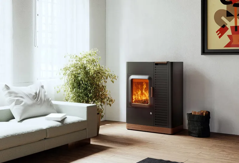 Poêle mixte bois et pellets Austroflamm Mo Duo installé dans un salon lumineux