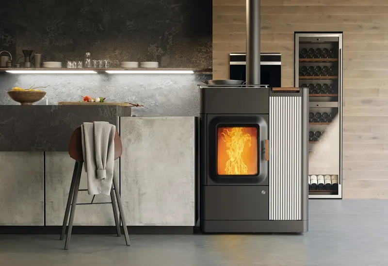 Poêle mixte Austroflamm Mo Duo Cook céramique bright white installé dans une cuisine