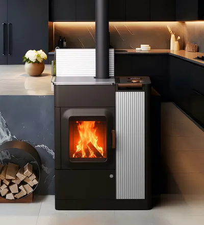 Poêle mixte Austroflamm Mo Duo Cook céramique bright white avec feu de bûches dans une cuisine