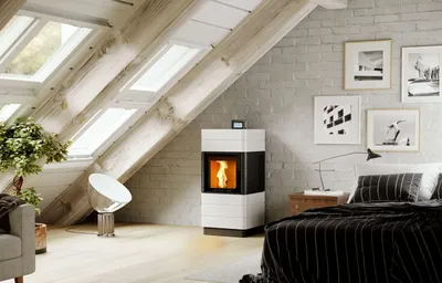 Poêle à pellets Austroflamm Perry céramique bright white dans une chambre sous combles