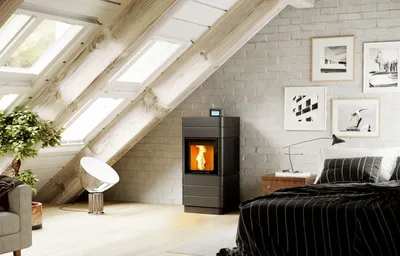 Poêle à pellets Austroflamm Perry céramique dark anthracite dans une chambre sous combles