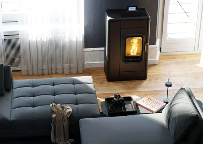 Poêle à pellets Austroflamm Ruby en acier installé dans un salon