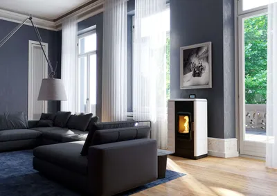 Poêle à pellets Austroflamm Ruby céramique bright white dans un salon