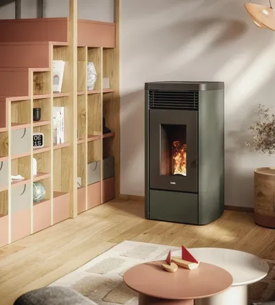 Poêle à granulés Cadel Atena Plus 12 installé dans une pièce, finition Acier Gris vert