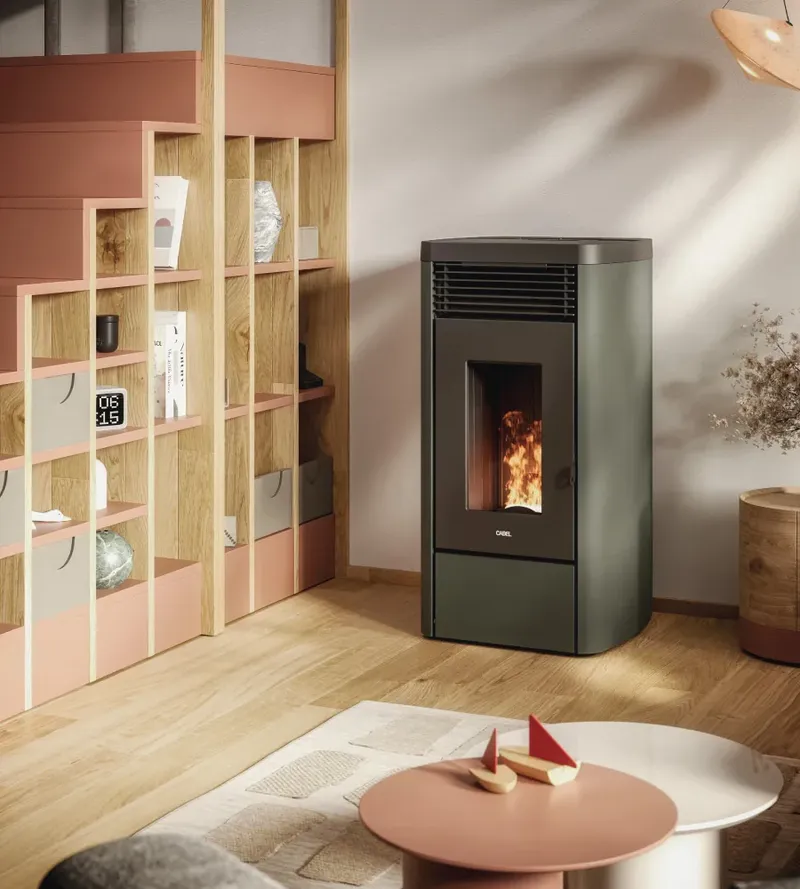 Poêle à granulés Cadel Atena Plus 12 installé dans une pièce, finition Acier Gris vert
