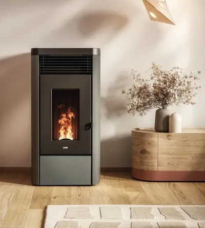 Poêle à granulés Cadel Atena Plus 12 installé dans une pièce, finition Acier Gris vert