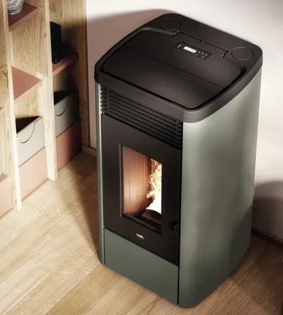 Poêle à granulés Cadel Atena Plus 12 installé dans une pièce, finition Acier Gris vert