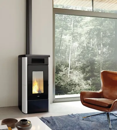 Poêle à granulés Cadel Atena Plus 14 installé dans une pièce, finition Acier Blanc