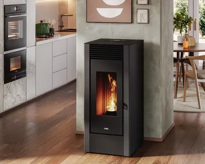 Poêle à granulés Cadel Cristal 11 installé dans une pièce, finition Acier Anthracite