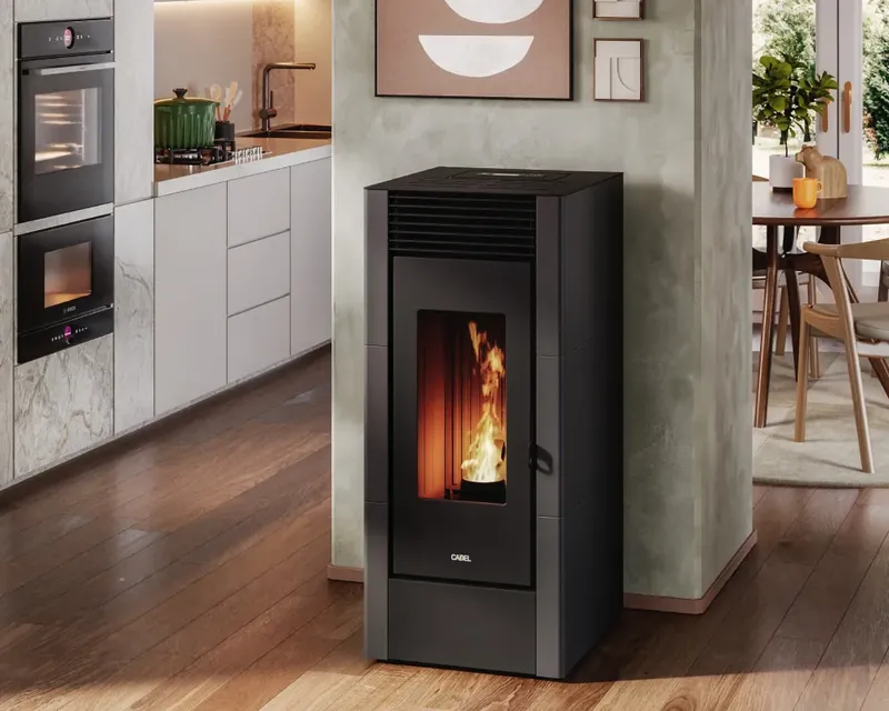 Poêle à granulés Cadel Cristal 11 installé dans une pièce, finition Acier Anthracite