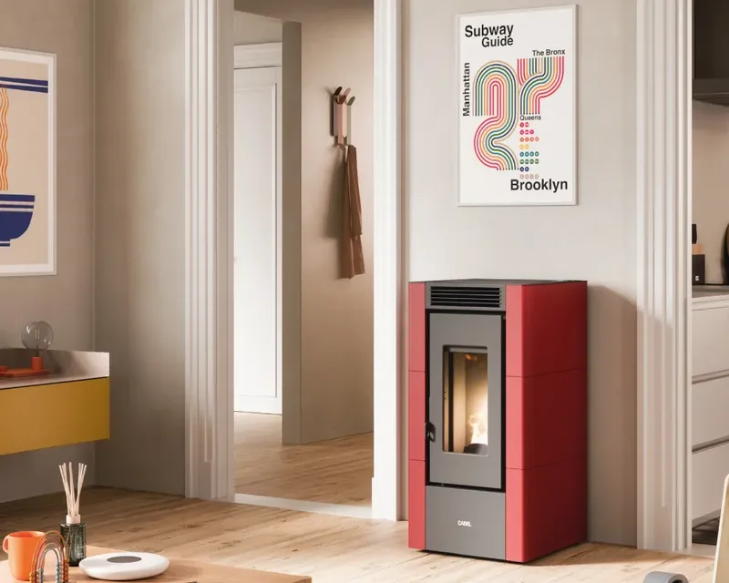 Poêle à granulés Cadel Cristal 6 installé dans une pièce, finition Acier Rouge Bordeaux