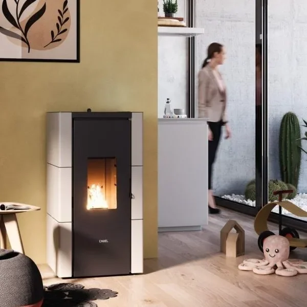 Poêle à granulés Cadel Cristal 7 installé dans une pièce, finition Acier Blanc