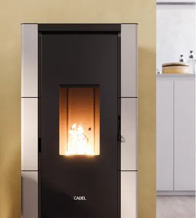 Poêle à granulés Cadel Cristal 7 installé dans une pièce, finition Acier Blanc