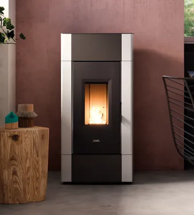 Poêle à granulés Cadel Cristal 8 installé dans une pièce, finition Acier Blanc