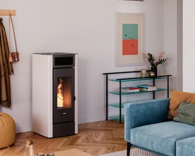 Poêle à granulés Cadel Cristal 9 installé dans une pièce, finition Acier Blanc