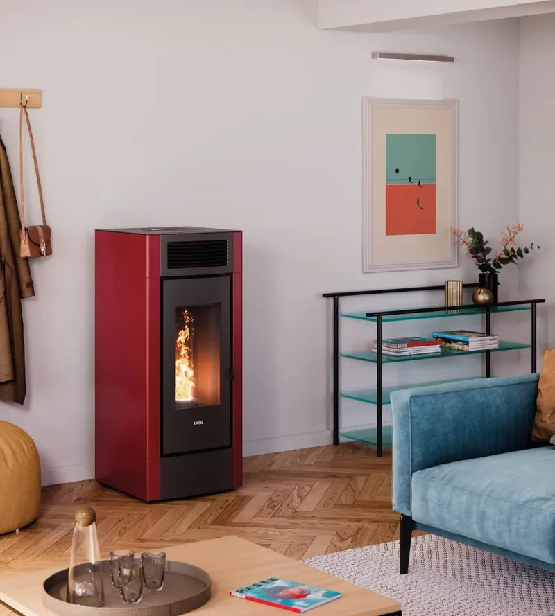 Poêle à granulés Cadel Cristal 9 Autoclean installé dans une pièce, finition Acier Rouge Bordeaux