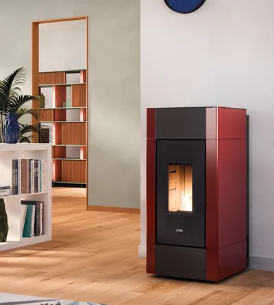 Poêle à granulés Cadel Cristal Plus 8 installé dans une pièce, finition Acier Rouge Bordeaux