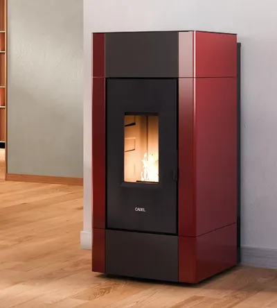 Poêle à granulés Cadel Cristal Plus 8 installé dans une pièce, finition Acier Rouge Bordeaux