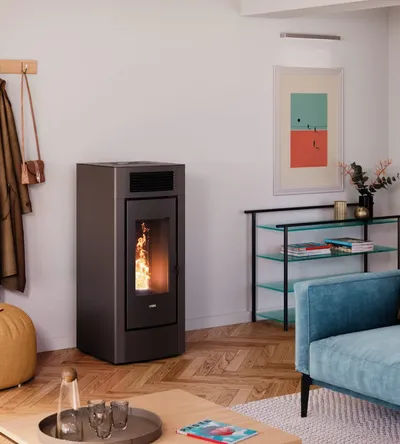 Poêle à granulés Cadel Cristal Plus 9 Autoclean installé dans une pièce, finition Acier Anthracite