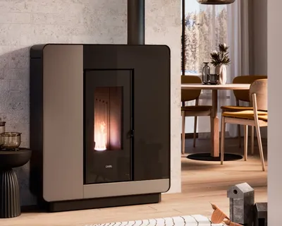 Poêle à granulés Cadel Elle Plus 9 Up-Twin installé dans une pièce, finition Acier Light Bronze