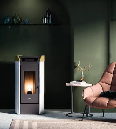 Poêle à granulés Cadel Fenice 11 installé dans une pièce, finition Acier Blanc - gold