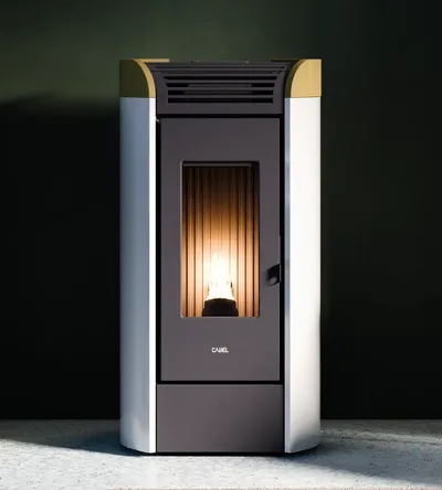 Poêle à granulés Cadel Fenice 11 installé dans une pièce, finition Acier Blanc - gold