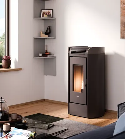 Poêle à granulés Cadel Fenice Plus 11 installé dans une pièce