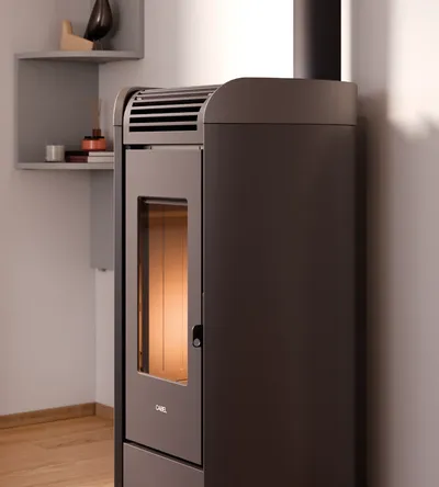 Poêle à granulés Cadel Fenice Plus 11 installé dans une pièce