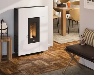 Poêle à granulés Cadel Grace 7 Up-Twin installé dans une pièce, finition Acier Blanc