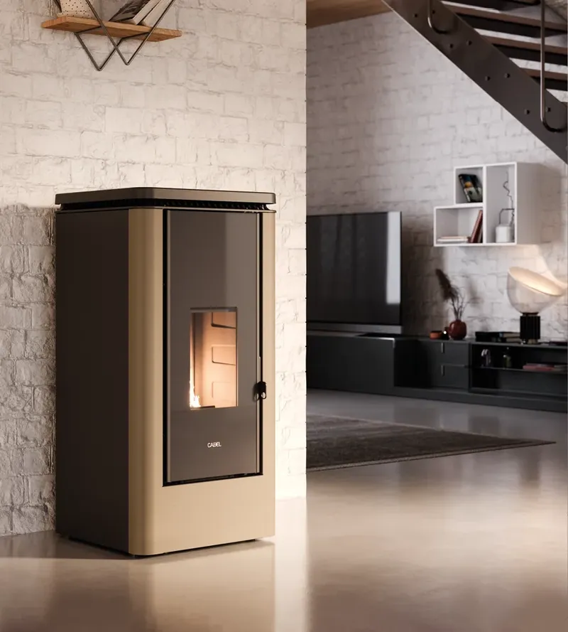 Poêle à granulés Cadel Icon Plus 9 installé dans une pièce, finition Acier Light Bronze