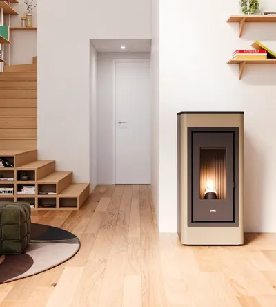 Poêle à granulés Cadel Kobe 11 installé dans une pièce, finition Acier Light Bronze
