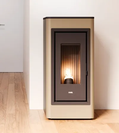 Poêle à granulés Cadel Kobe 11 installé dans une pièce, finition Acier Light Bronze