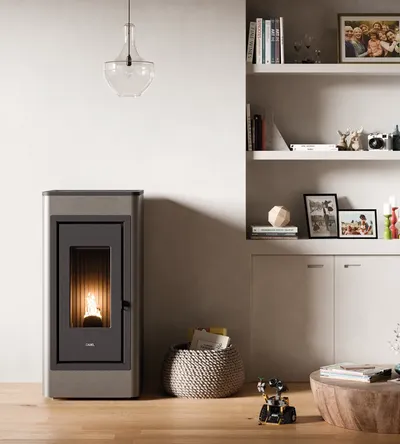 Poêle à granulés Cadel Kobe Plus 11 installé dans une pièce