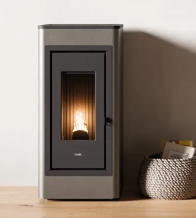 Poêle à granulés Cadel Kobe Plus 11 installé dans une pièce