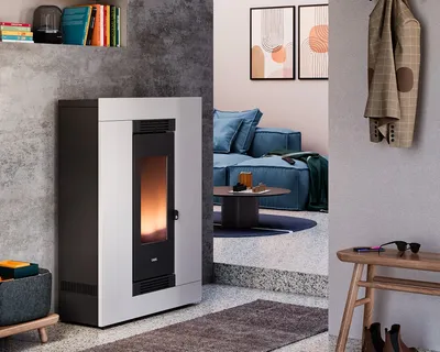 Poêle à granulés Cadel Luce Plus 9 installé dans une pièce, finition Acier Blanc