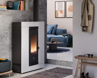 Poêle à granulés Cadel Luce Plus 9 Up-Twin installé dans une pièce, finition Acier Blanc