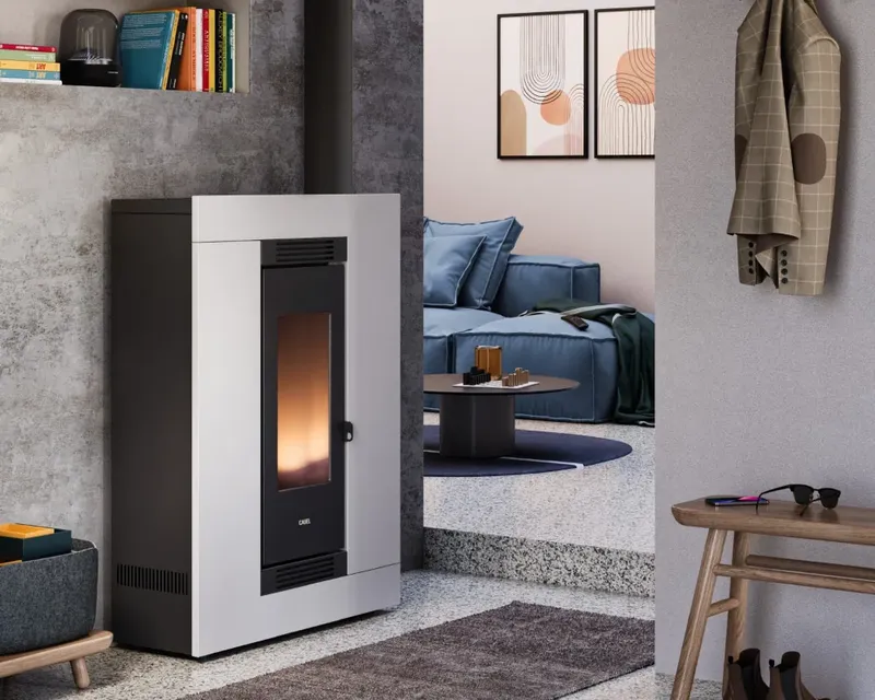 Poêle à granulés Cadel Luce Plus 9 Up-Twin installé dans une pièce, finition Acier Blanc