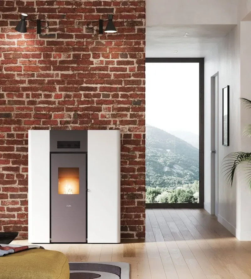 Thermopoêle à granulés Cadel Maya Idro 18 installé dans une pièce, finition Acier Blanc