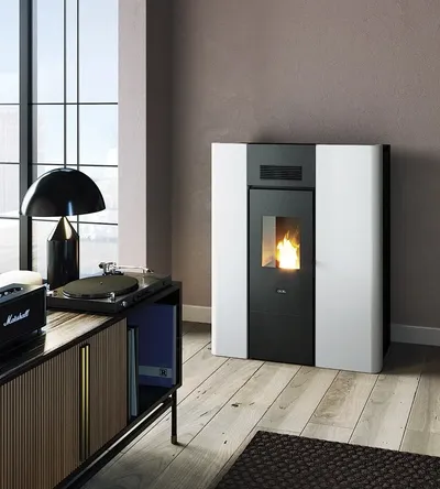 Thermopoêle à granulés Cadel Maya Idro 24 installé dans une pièce, finition Acier Blanc