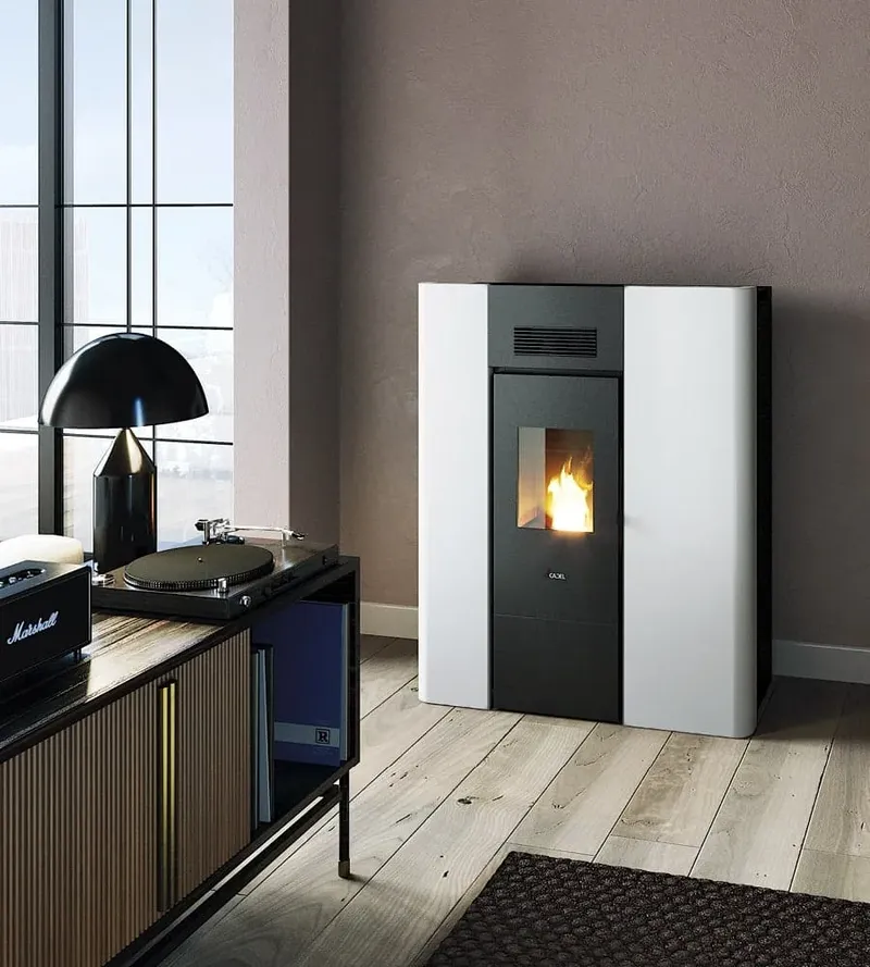 Thermopoêle à granulés Cadel Maya Idro 24 installé dans une pièce, finition Acier Blanc