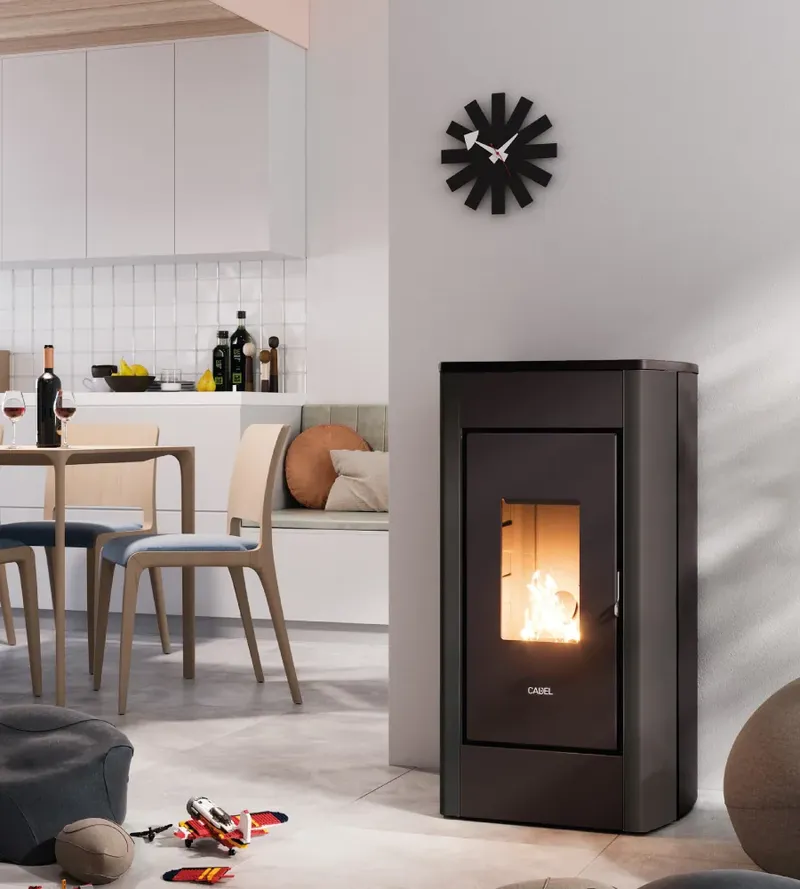 Poêle à granulés Cadel Perla 7 installé dans une pièce, finition Acier Anthracite