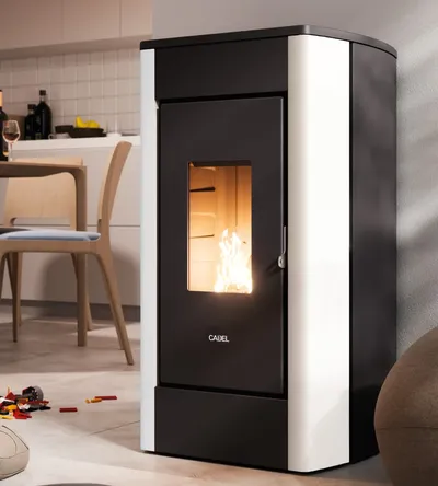 Poêle à granulés Cadel Perla 7 installé dans une pièce, finition Acier Blanc
