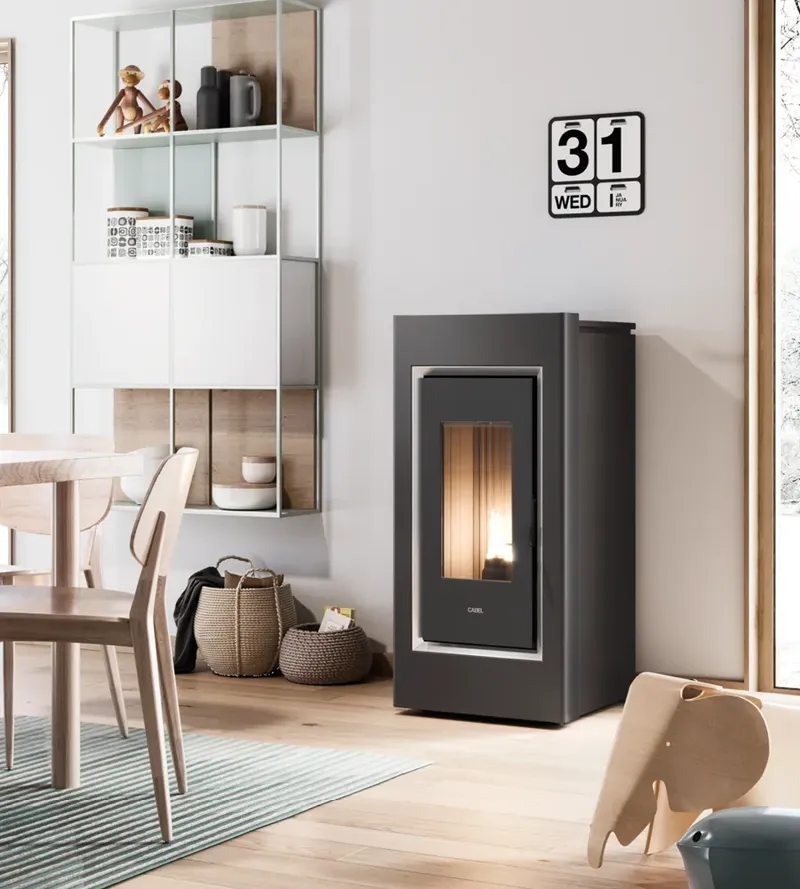Poêle à granulés Cadel Prince 11 Autoclean installé dans une pièce