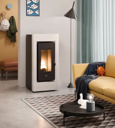 Poêle à granulés Cadel Prince Plus 11 Autoclean installé dans une pièce, finition Acier Blanc