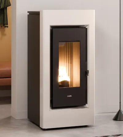 Poêle à granulés Cadel Prince Plus 11 Autoclean installé dans une pièce, finition Acier Blanc