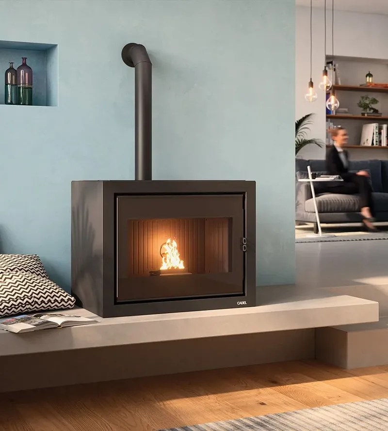 Poêle à granulés Cadel Quasimodo 9 Box Up-Twin installé dans une pièce, finition Acier Noir