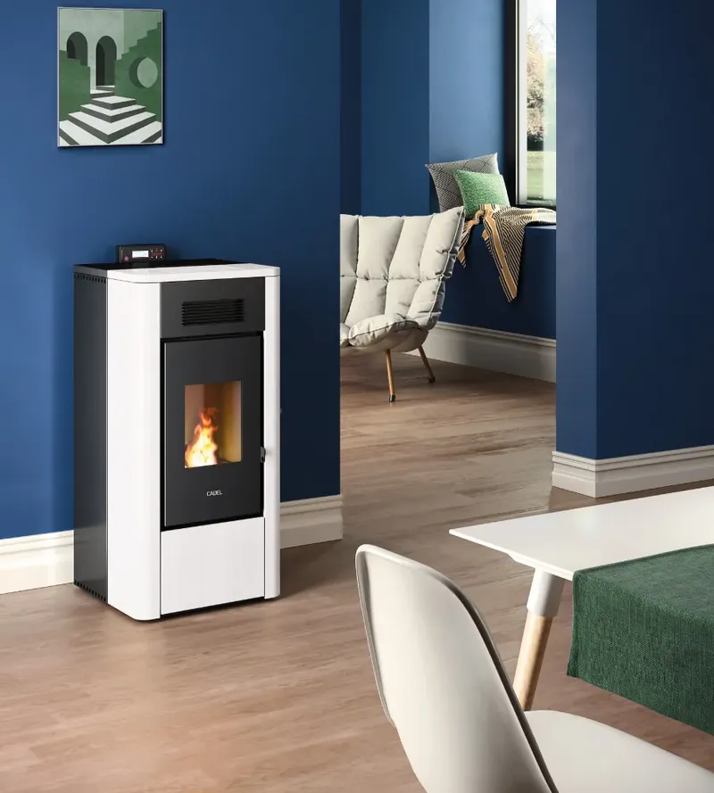 Thermopoêle à granulés Cadel River Idro 18 installé dans une pièce, finition Acier Blanc